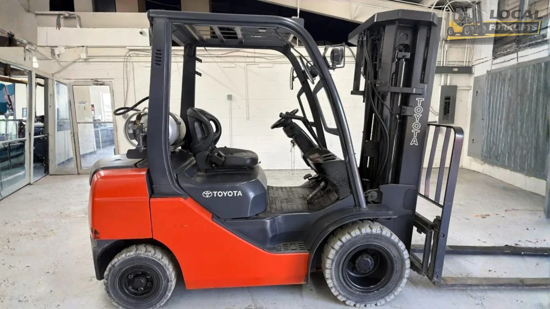 Toyota 8FGU25 20′ Quad ONLY 2600 Hours!